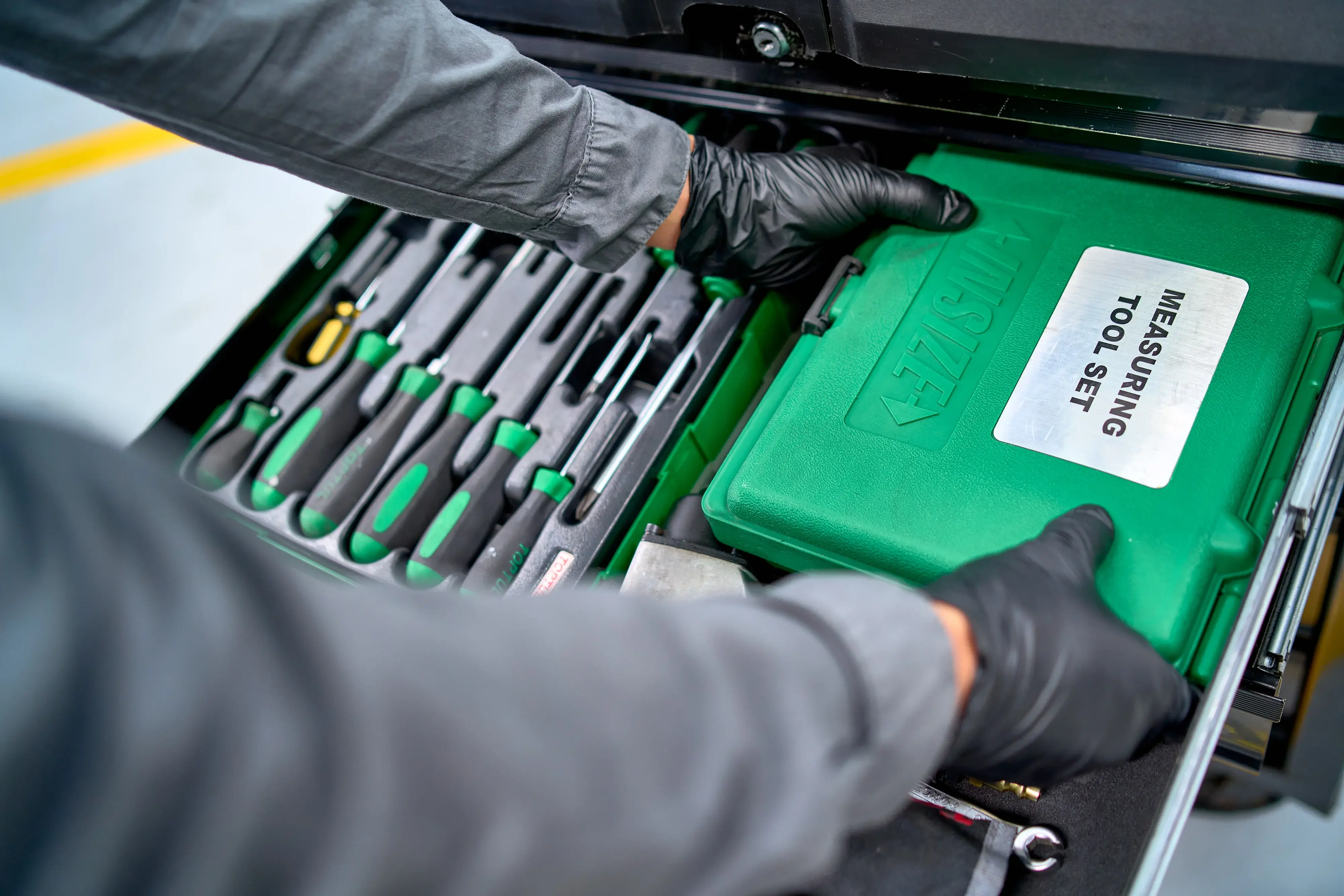 Persona revisando motor de auto